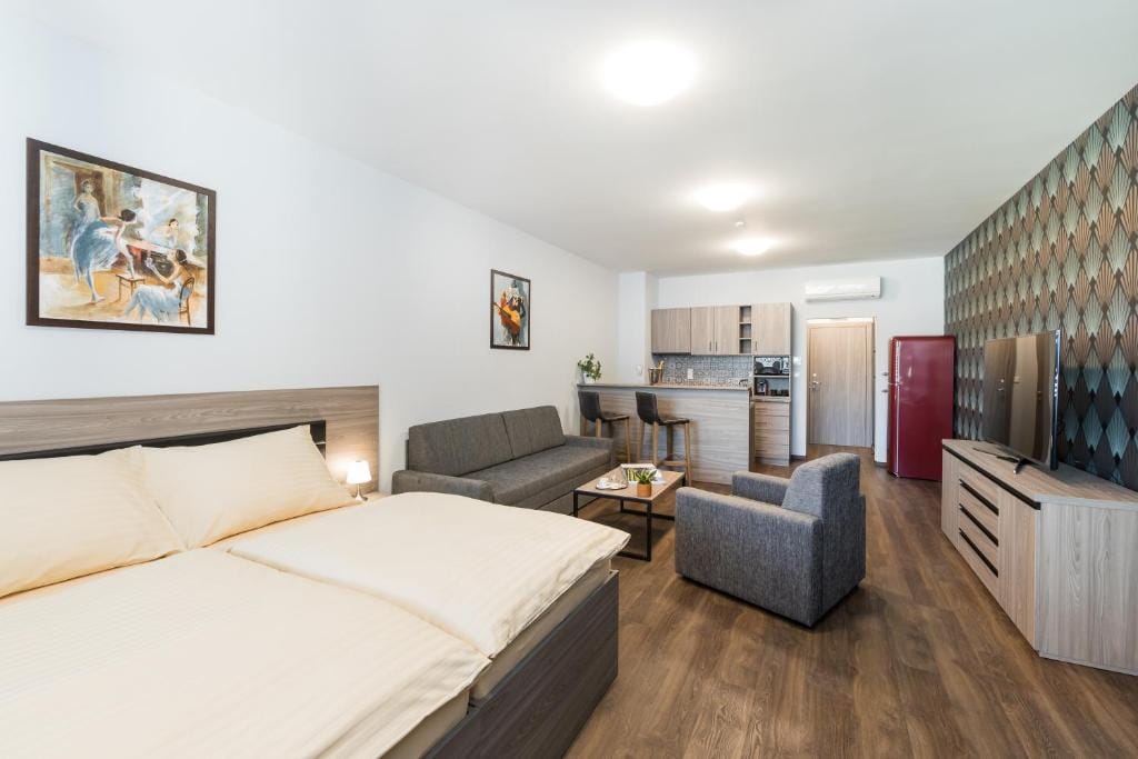 Barok Hotel and Apartments — 4
