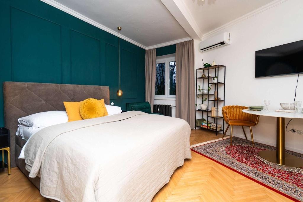 Emerald Boutique & Comfort Studio — 2