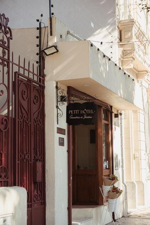 La Noire Petit hotel