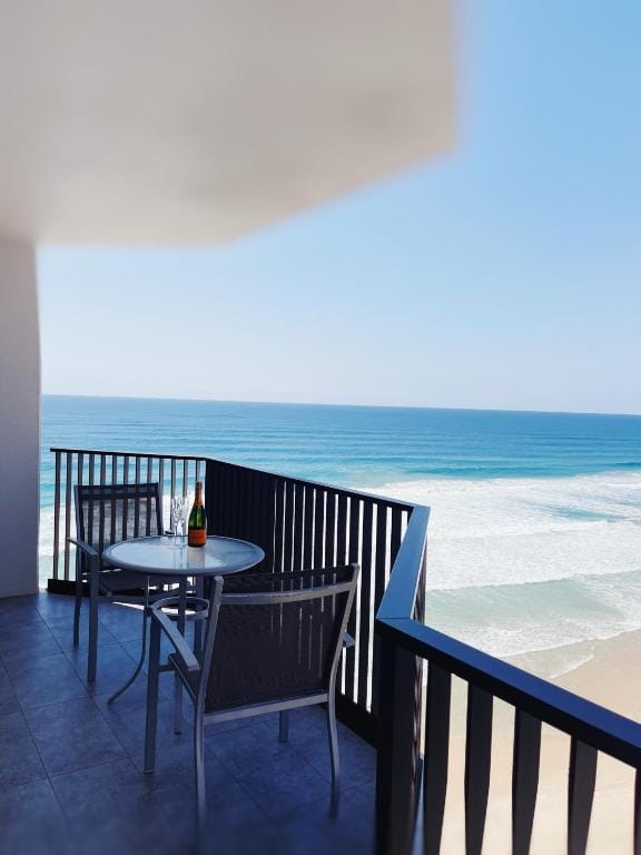 Golden Sands on the Beach - Absolute Beachfront Apartments — 1