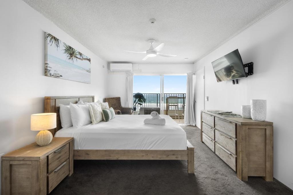 Pacific Plaza Apartments — 4