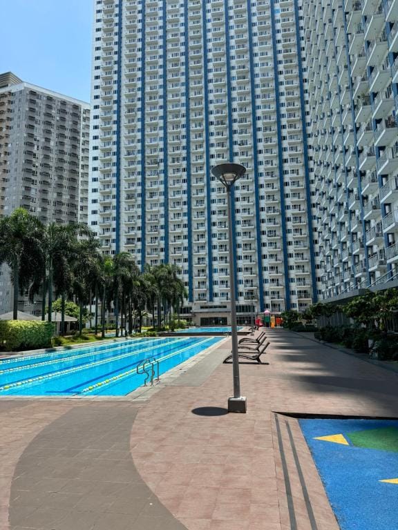 Cozy 1BR Netflix & Alexa w Balcony Free Pool — 4