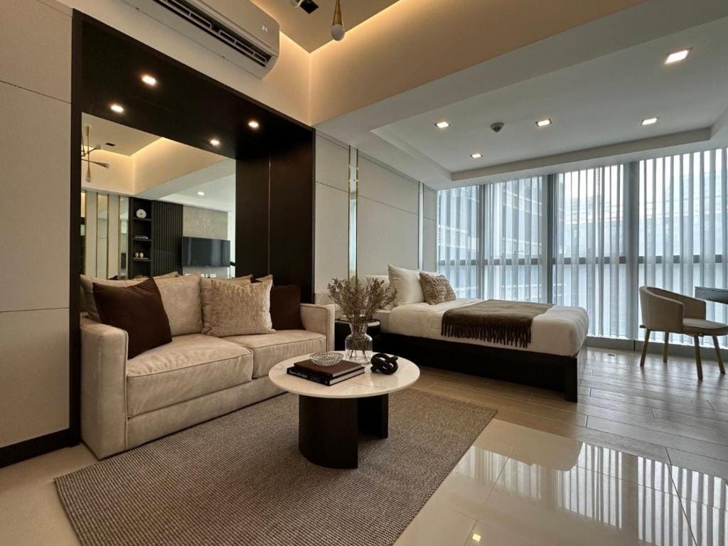 Uptown Parksuites BGC — 1