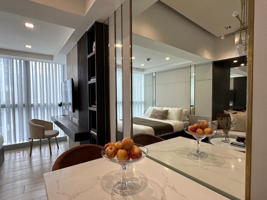 Uptown Parksuites BGC — 2
