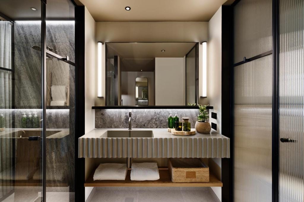 1 Hotel Melbourne — 2