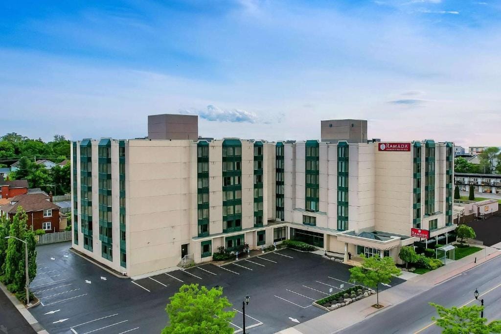 Ramada By Wyndham Niagara Falls near the Falls — 1