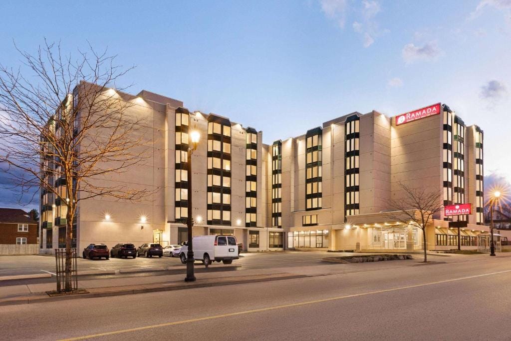 Ramada By Wyndham Niagara Falls near the Falls — 2