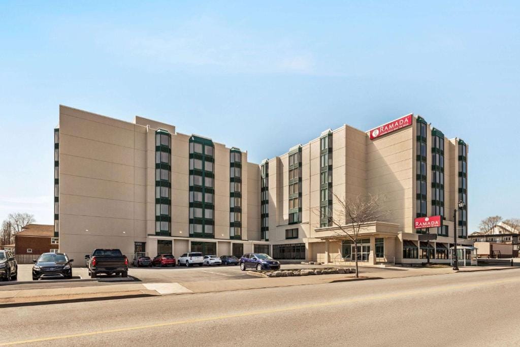Ramada By Wyndham Niagara Falls near the Falls — 3