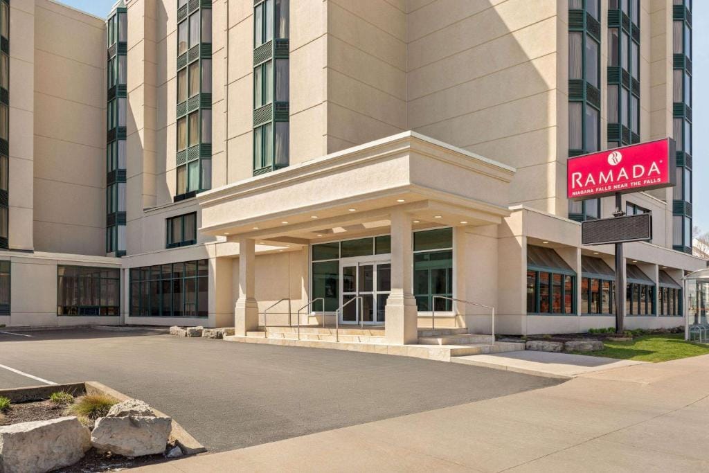 Ramada By Wyndham Niagara Falls near the Falls — 4