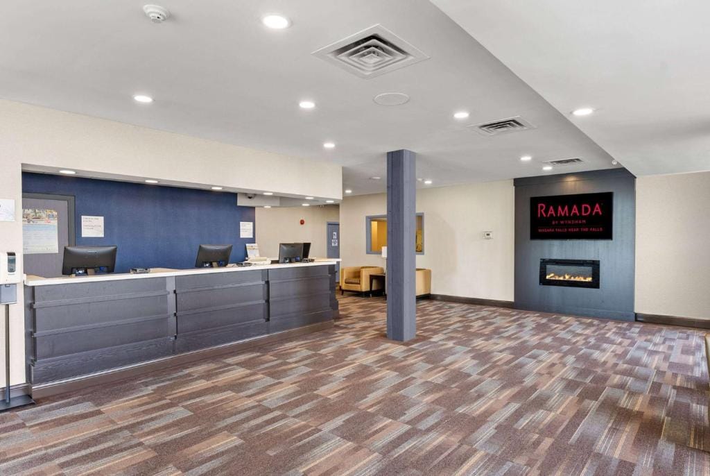 Ramada By Wyndham Niagara Falls near the Falls — 5