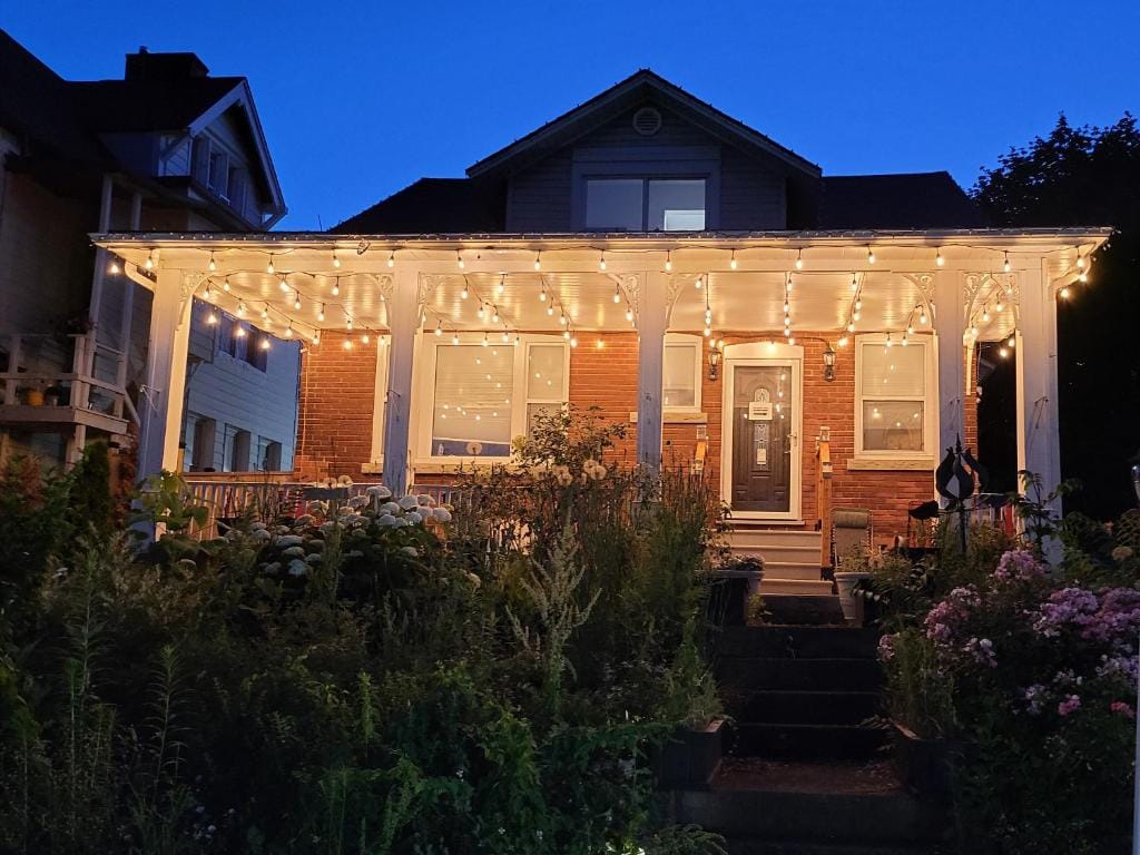 Serene Niagara Inn — 1