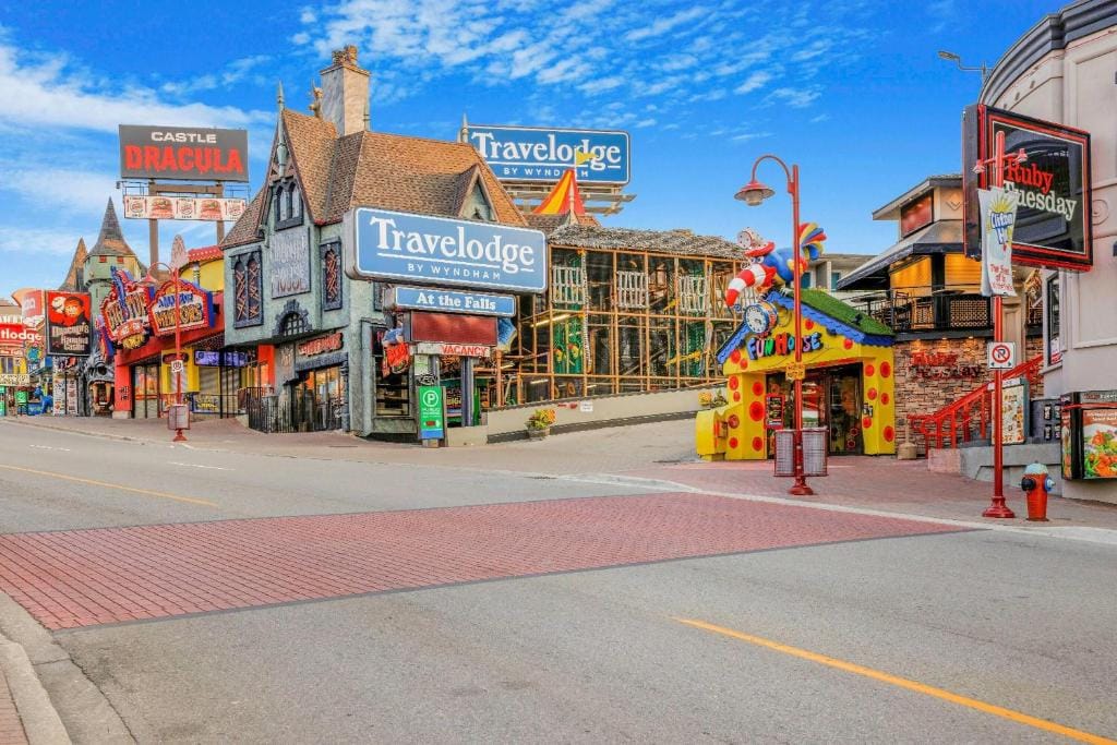 Travelodge by Wyndham Niagara Falls At the Falls — 1