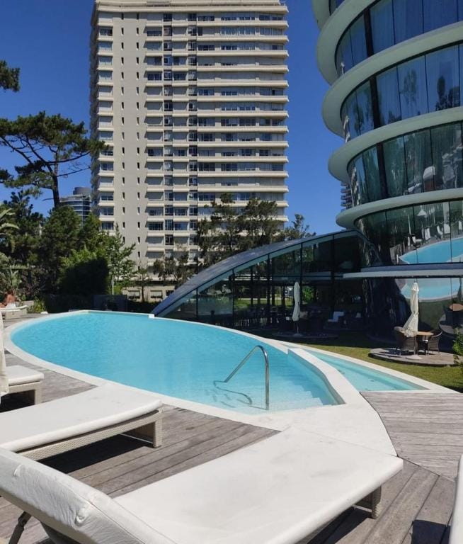 Don Hotel — 4