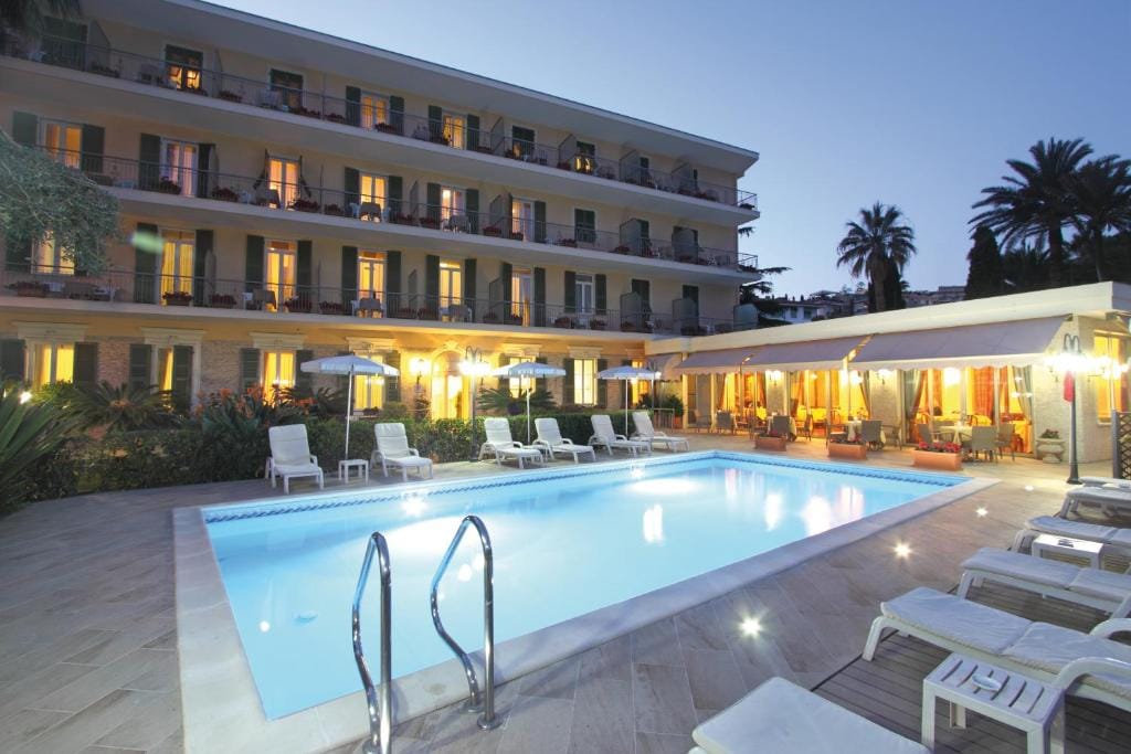 Hotel Paradiso — 1
