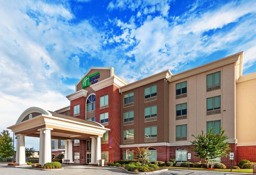 Holiday Inn Express Hotel and Suites Shreveport South Park Plaza by IHG — 1