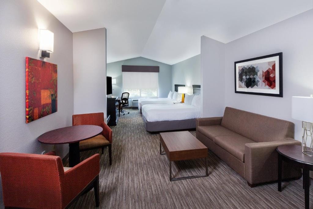 Holiday Inn Express Hotel and Suites Shreveport South Park Plaza by IHG — 2