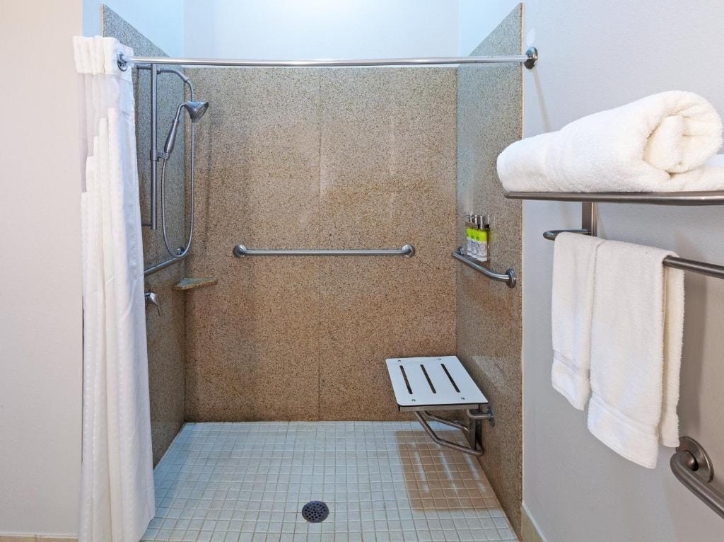 Holiday Inn Express Hotel and Suites Shreveport South Park Plaza by IHG — 3