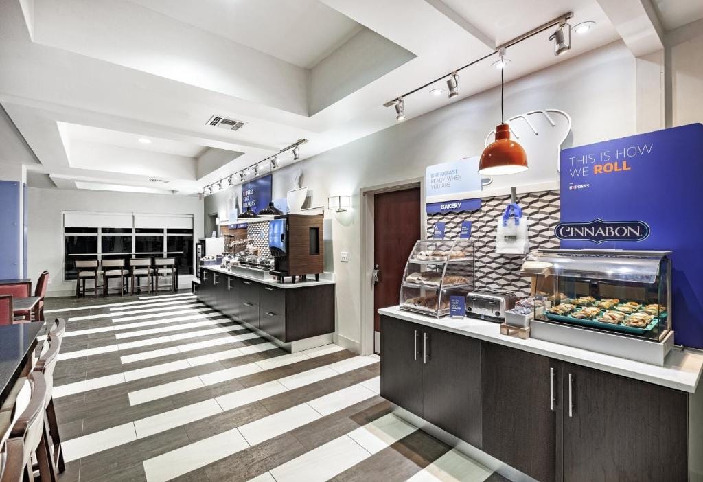 Holiday Inn Express Hotel and Suites Shreveport South Park Plaza by IHG — 5