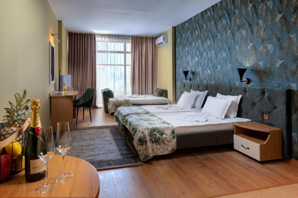 Hotel Avenue — 1