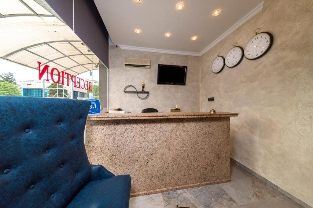 Hotel Avenue — 2