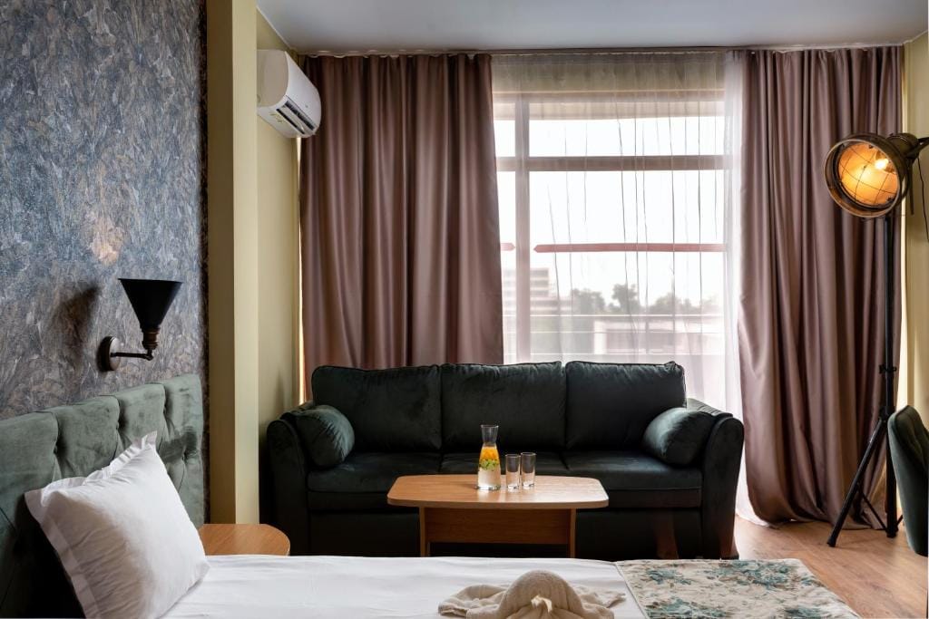 Hotel Avenue — 3