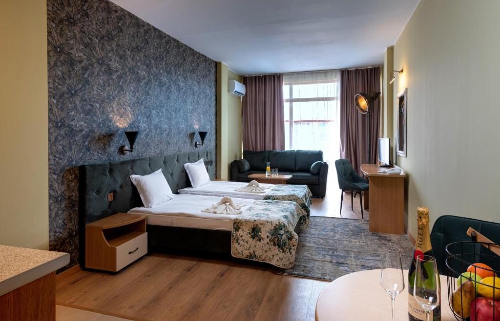 Hotel Avenue — 4