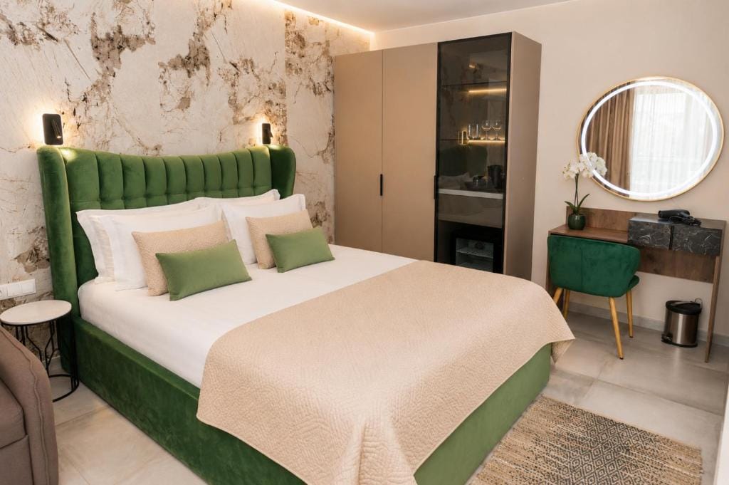 Hotel Central — 1