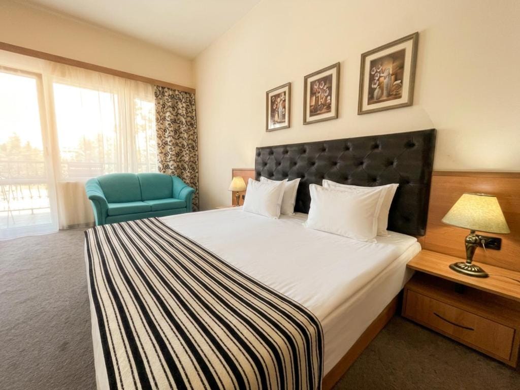 Lotus Family Hotel - Free Parking — 1