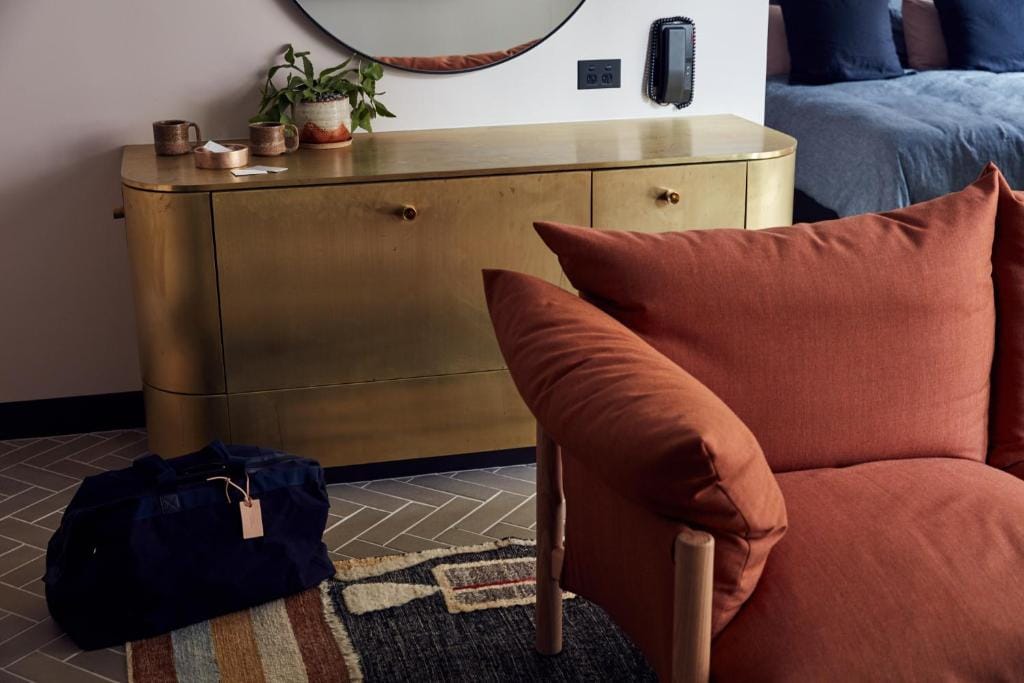Paramount House Hotel — 5
